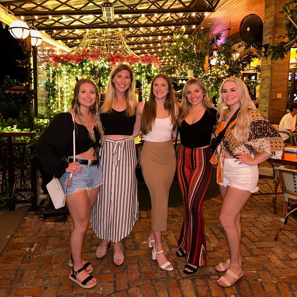 Meet your Posher, Courtney - Picture 2 of 7